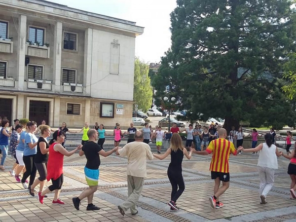 Курс на открито за изучаване на народни хора